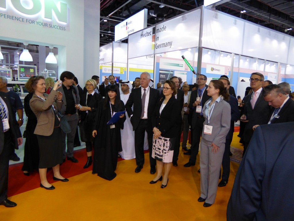 Prof. Christine Nickl-Weller und Hieronimus Nickl mit der Paralmentarischen Staatssekretärin Widmann-Mauz und weiteren Mitglieder der deutschen Delegation auf der Arab Health