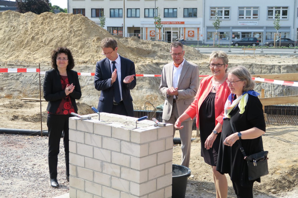 Gemeinsames Einbettonieren der Zeitkapsel (von links): Ministerin Dr. Gabriele Heinen-Kjajic, OB Klaus Mohrs, Prof. Dr. Thomas Gänsicke, Päsidentin Prof. Dr. Rosemarie Karger, Renate Müller-Steinweg (Leiterin Staatliches Baumanagement Braunschweig)