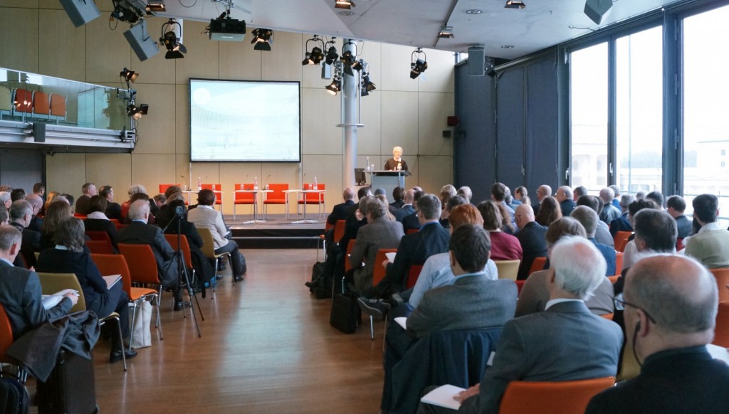 Christine Nickl-Weller au pupitre de la salle d’assemblée de l’Académie des Arts de Berlin