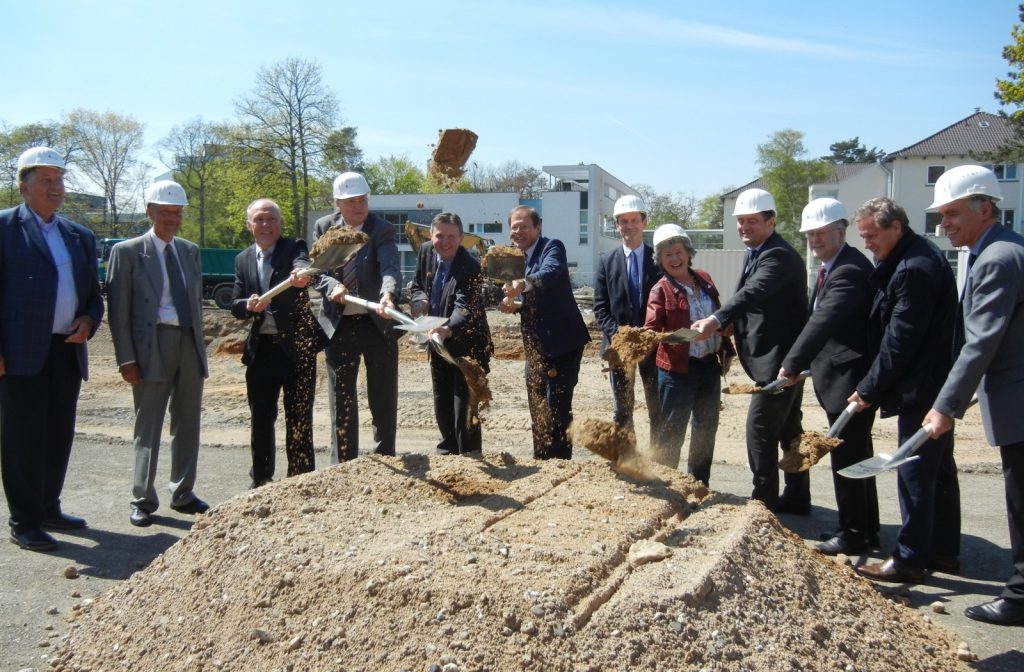 Le professeur Gembruch (2e à partir de la gauche) et le professeur Holzgreve (6e à partir de la gauche) lors du premier coup de pioche de l’ELKI à Bonn