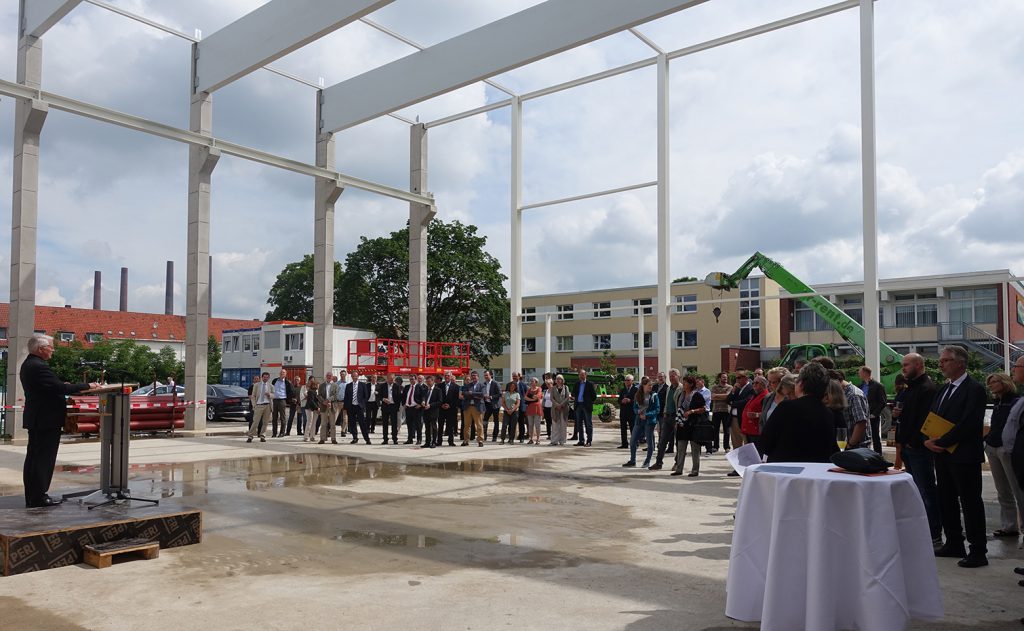 Fête traditionnelle d’achèvement du gros œuvre en compagnie de Monsieur Peter-Jürgen Schneider, ministre des Finances de Basse-Saxe, à la tribune d’orateur