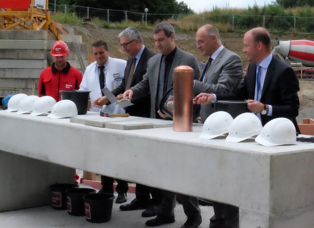 Cérémonie de pose de la première pierre avec le ministre des Finances de Bavière Markus Söder (3e à partir de la droite)