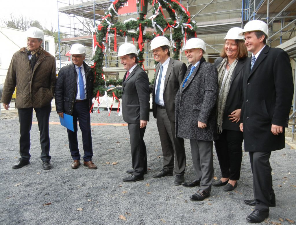 From left to right: Prof. Dr Nicolas Wernert (Dean), Ashok-Alexander Sridharan (Mayor), Michael Groschek (North Rhine-Westphalia Minister for Building, Housing and Urban Development), Prof. Dr Dr h.c. mult. Wolfgang Holzgreve (Medical Director), Alexander Pröbstl (Care/Patient Service Board), Prof. Dr med. Dagmar Dilloo (Director of Paediatric Haematology/Oncology), Damian Grüttner (Business Management)