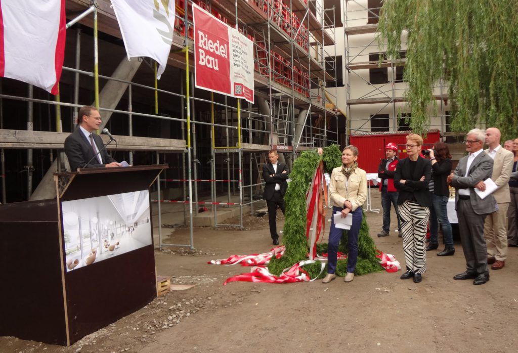 Berlin’s mayor Michael Müller speaks at the topping-out ceremony for the new research building at Humboldt University IRIS Adlershof, Berlin. At the picture’s right side: Professor Sabine Kunst, President of Humboldt University Berlin, Regula Lüscher, Senate Building Director / Permanent Secretary in the Senate Department for Urban Development and Housing, and Professor Hans Nickl, Nickl & Partner AG (from left to right).