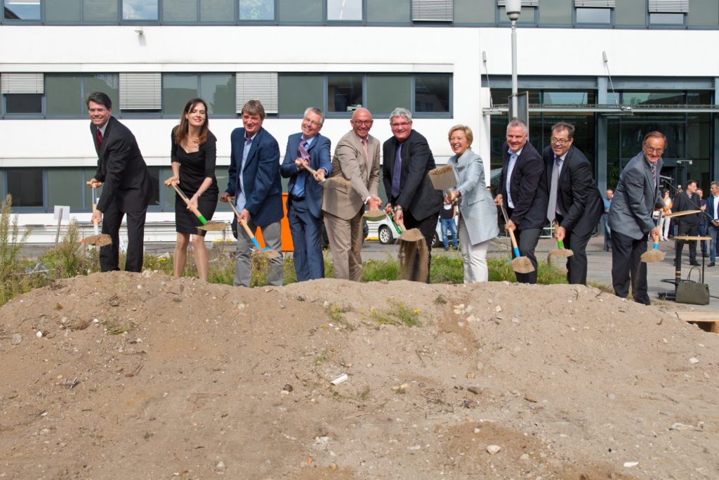 Attending the groundbreaking: from left to right, Prof. Frank Neese, Prof. Serena DeBeer, Willi Schlamann, Prof. Walter Leitner, Mayor Ulrich Scholten, Prof. Robert Schlögl, State Secretary Annette Storsberg, Christian Andreas Maeder (Nickl & Partner), Maximilian Prugger (deputy General Secretary of the Max Planck Society), Arnold Fessen (District Mayor). Photo: MPI CEC