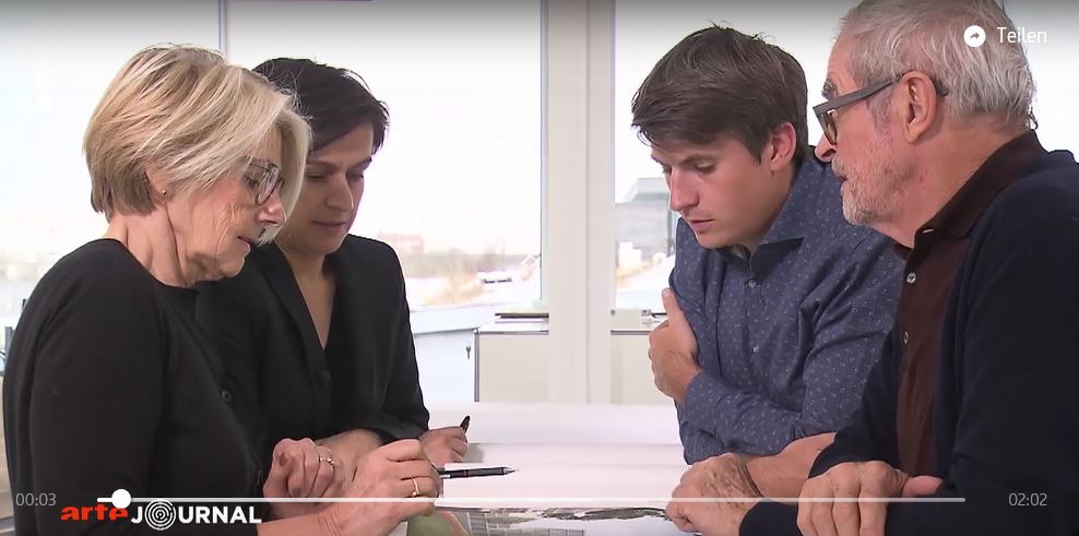 Scene from the report on ARTE Journal: Prof. Christine Nickl-Weller, Astrid Beem, Magnus Nickl and Prof. Hans Nickl discuss a design