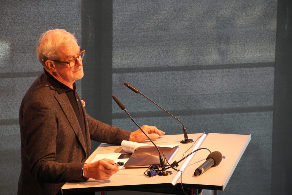 Precision Medicine, Digital Health, Health Apps …. Wohin steuert das Gesundheitswesen und welche Konsequenzen haben diese Tendenzen für das Krankenhaus der Zukunft? Prof. Hans Nickl hat den rund 250 Teilnehmern des 7. Symposiums Health Care der Zukunft, welches am 2. März 2018 in Berlin stattfand, seine Sichtweise zur Thematik dargelegt und seine Vision der „Healing Moduls“ im Krankenhausbau erklärt. 