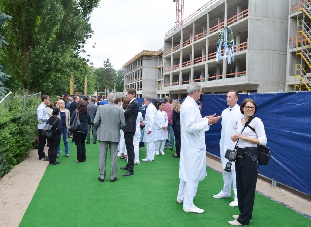 Hoisting the topping-out wreath