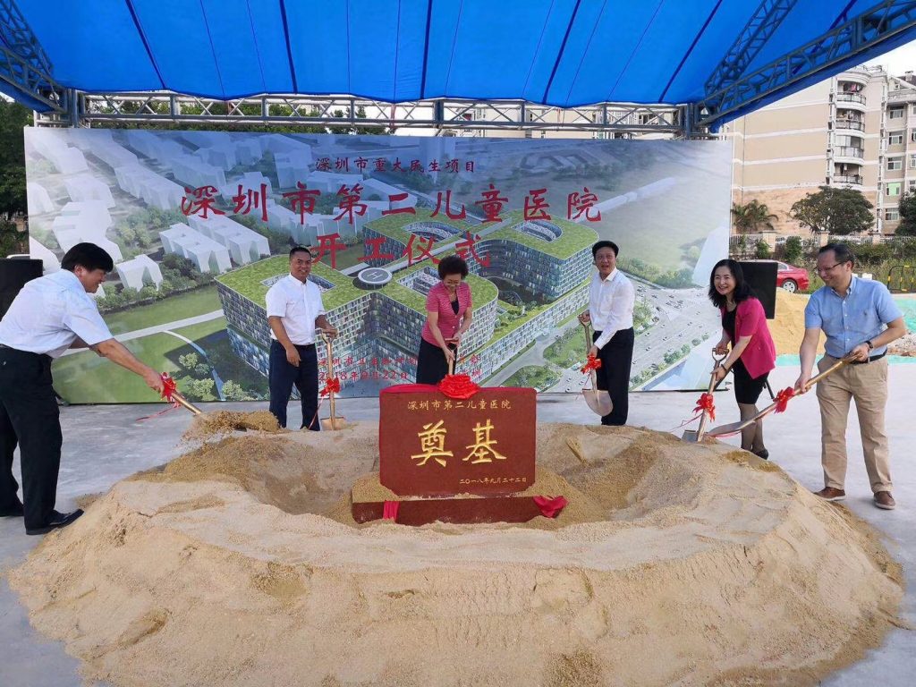 Photo: From left to right.: Zhong Shan (director of the Shenzhen Children’s Hospital), Huang Qi (Public Works Office, Shenzhen), Wu Yi Huan (vice-mayor of Shenzhen), Luo Le Quan (Health and Family Planning Commission party representative), Zhang Ying Ji (vice-director of the Health and Family Planning Commission, Shenzhen), photo copyright: Zhubo Design