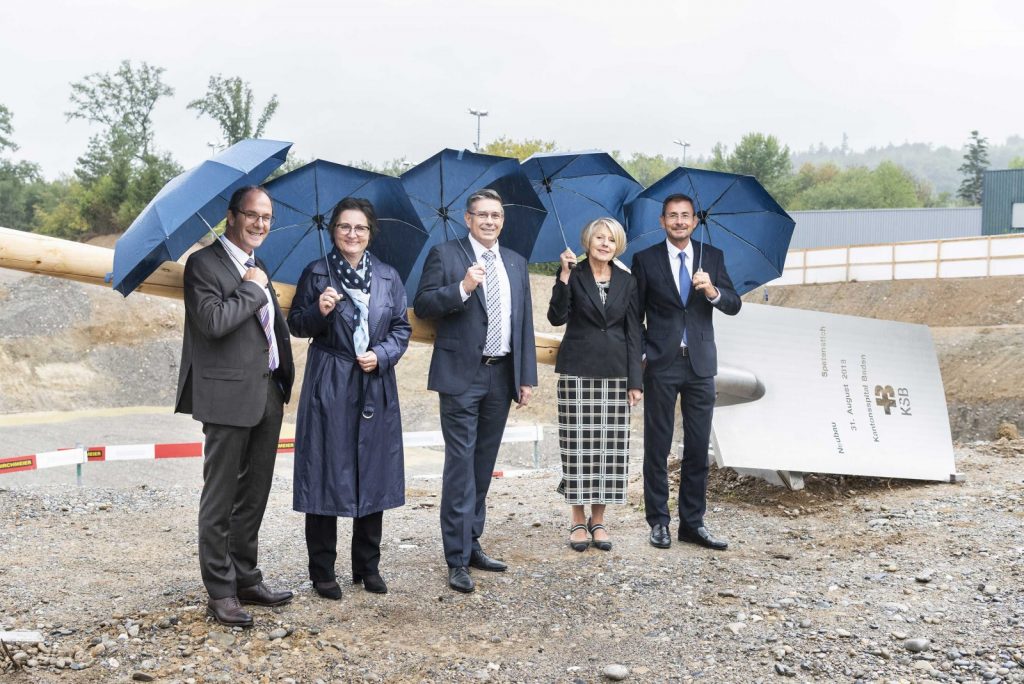 From left to right: KSB CEO Adrian Schmitter, Aargau health director Franziska Roth, Badens mayor Markus Schneider, Christine Nickl-Weller (Nickl & Partner Architekten AG), and KSB president Daniel Heller. Photo: KSB
