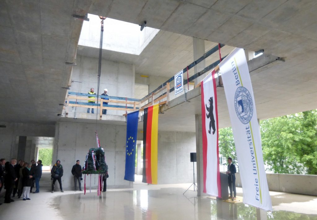 Topping-out ceremony new SupraFAB research building in Berlin 