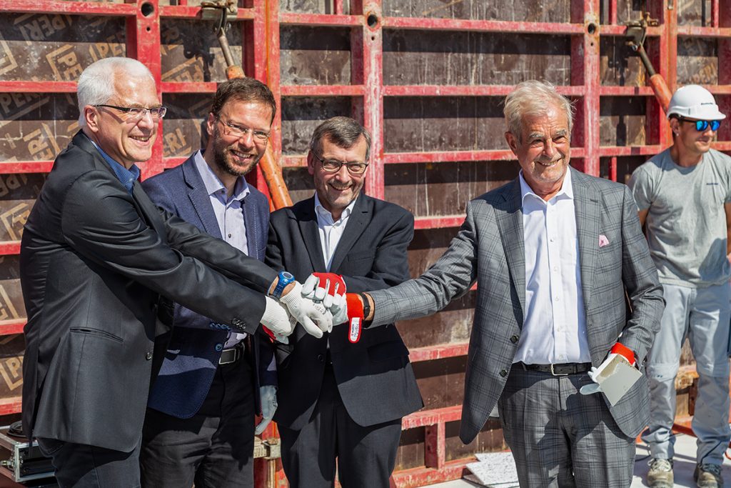 From left to right: Axel Brakhage, director of the Leibniz HKI, Thomas Nitzsche, lord mayor of Jena, Walter Rosenthal, president of the Friedrich Schiller University in Jena, Prof. Hans Nickl, Source: Leibniz-HKI / M. Hellebrandt