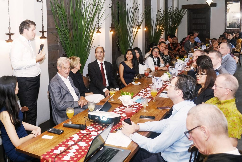 Magnus Nickl during his seminar on the subject of “The Future of Pocket Hospitals in Indonesia”.