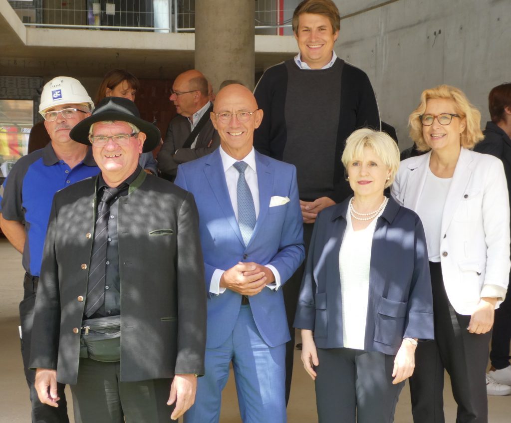 MPI CEC topping out ceremony speakers: Anthony Kealey (Foreman), Robert Schlögl (CEC), Ulrich Scholten (mayor), Magnus Nickl (Nickl & Partner Architekten), Beate Wieland (MCS NRW), Angelika Malinowski (MPG) – Photo © Gerhard Hofmann, Agentur Zukunft / SOLARIFY