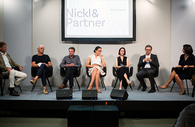 Nickl & Partner 40周年柏林站专题讨论（从左到右）：斯特凡布伊特（Nickl&Partner），拉夫·斯特瓦尔（马克斯·德布吕克分子医学中心），约克·莱纳尔·诺宁教授博士（德国汉堡港口城市大学/德累斯顿工大），斯文尼亚·玛根&汉瑞克·拉柏（柏林工大/柏林洪堡大学），伊凡·伊万诺夫（rheform公司），主持人：安娜·施麦丁博士