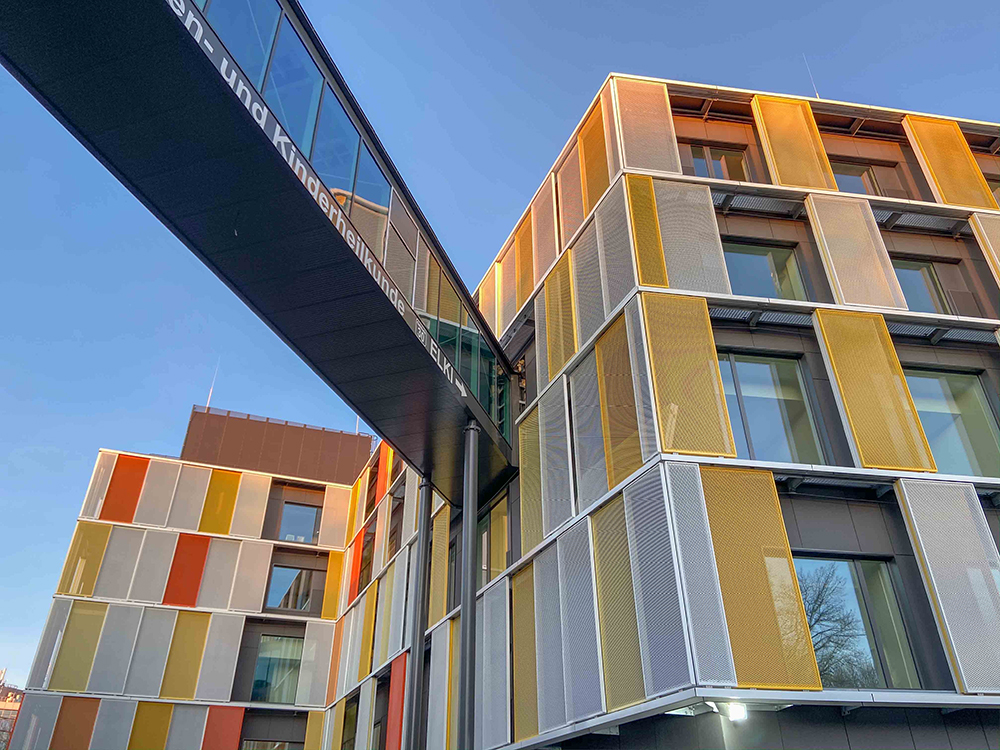 Parent-Child Centre - with bridge to the current women’s clinic. Gynaecology and paediatrics departments are distributed between both buildings to foster optimal collaboration. Photo: University Hospital, Bonn