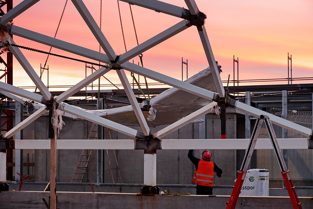 Mounting the roof dome, building site February 2020, D-BSSE laboratory and research building, ETH Zurich, Nickl & Partner Architekten, photo: Achim Birnbaum