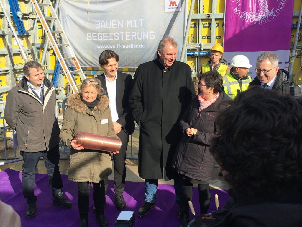 From left to right: Prof. Dr. Thomas Meier (Head of the Geosciences Section, CAU Kiel), Christa Meewes-Wagner (GMSH), Dr. Oliver Grundei (State Secretary for Science and Culture), Prof. Dr. rer. nat. Lutz Kipp (President CAU), Monika Heinold (Finance Minister of Schleswig-Holstein), Prof. Dr. Frank Kempken (Dean of the Faculty of Mathematics and Natural Sciences)