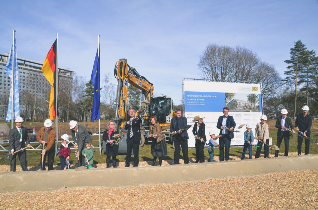 Foto: Nils Langbein BU: Große und kleine Ehrengäste beim Festakt zum Spatenstich des Neuen Hauner